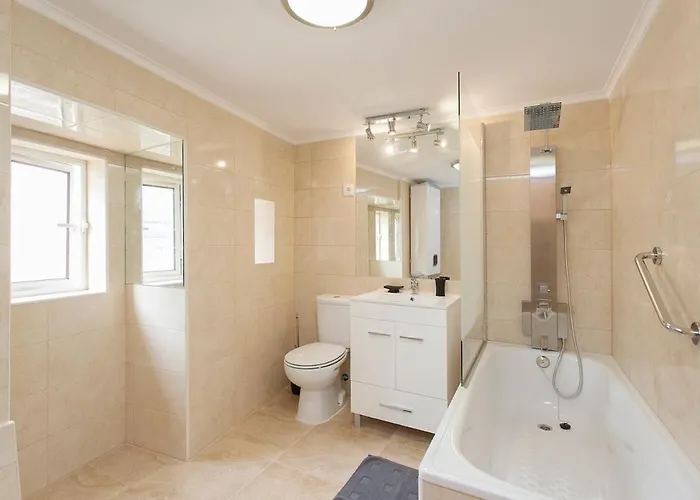 Principe Real 2 Bedrooms 2 Bathrooms, Air-con, Wi-fi, 2nd Floor Apartment