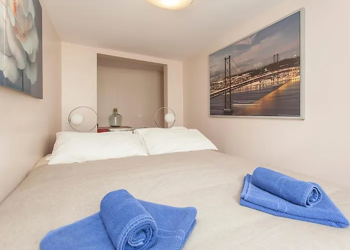 Principe Real 2 Bedrooms 2 Bathrooms, Air-con, Wi-fi, 2nd Floor