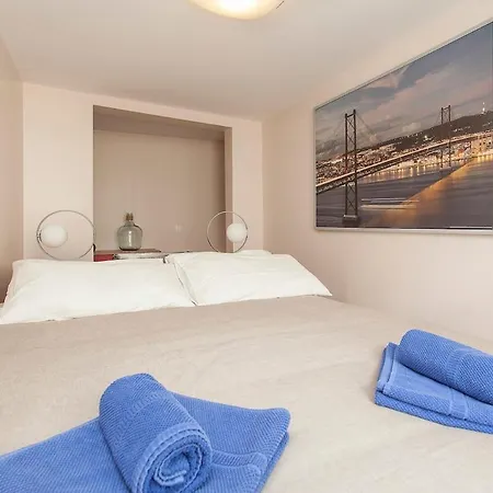 Principe Real 2 Bedrooms 2 Bathrooms, Air-con, Wi-fi, 2nd Floor